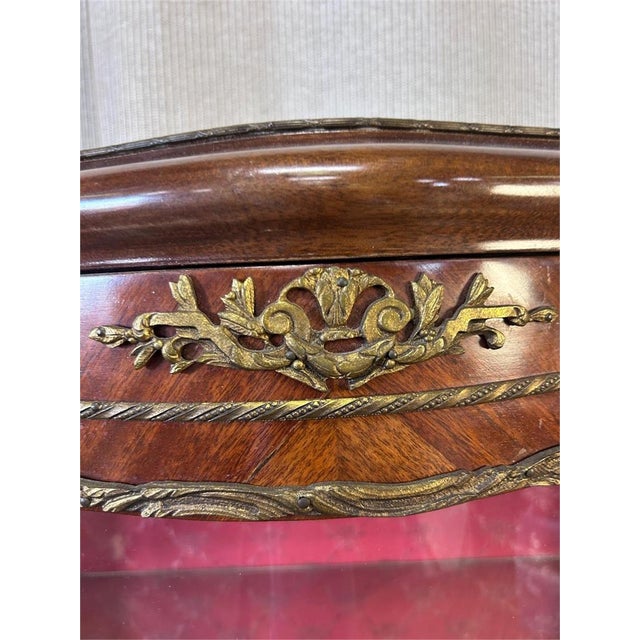 1950s Vintage French Louis XV Vitrine Brass Curio Display Cabinet Made in Spain For Sale - Image 5 of 8
