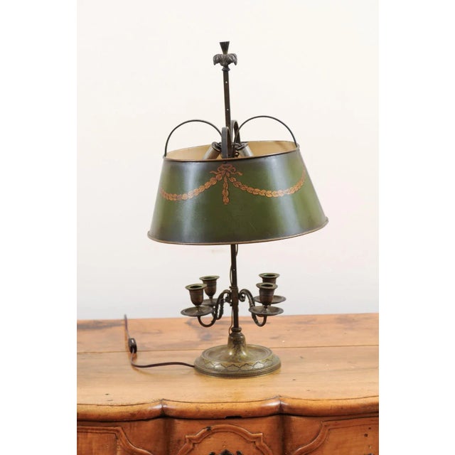 French 1850s Napoléon III Green Painted Tôle Table Lamp with Garland Motifs For Sale - Image 11 of 13