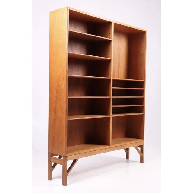 This bookcase was designed in the 1960s by Børge Mogensen for FDB Møbelfabrik. It is veneered in oak and features a solid...