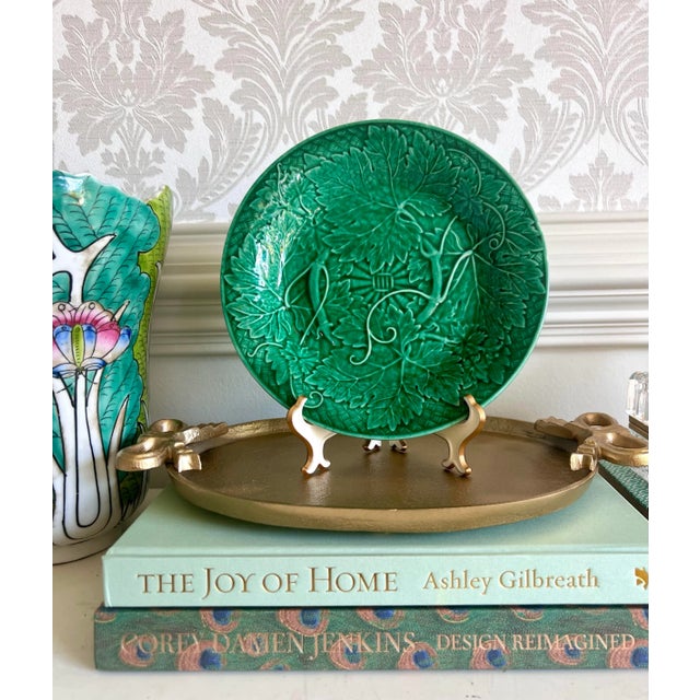 Victorian Mid 19th Century Victorian Wedgwood Green Majolica Plate With Vine & Leaf Relief Pattern For Sale - Image 3 of 4