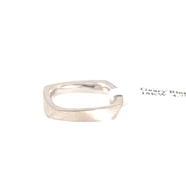 Elevate your collection with this iconic Tiffany & Co. Torque square ring, a masterpiece designed by the renowned...