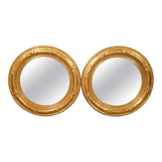 Pair of English Giltwood 1940s Round Convex Mirrors with Carved Oak Leaves For Sale