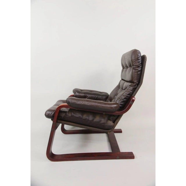 Cantilevered Tufted Leather Lounge Chair | Scandinavian Modern | Rosewood-Toned Bentwood Frame | C. 1970s For Sale - Image 6 of 10