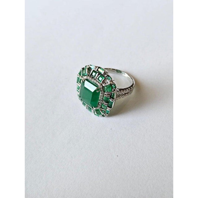 2020s Set in 18k Gold, 7.59 Carats, Natural Zambian Emerald & Diamonds Engagement Ring, Size 6.5 For Sale - Image 5 of 11