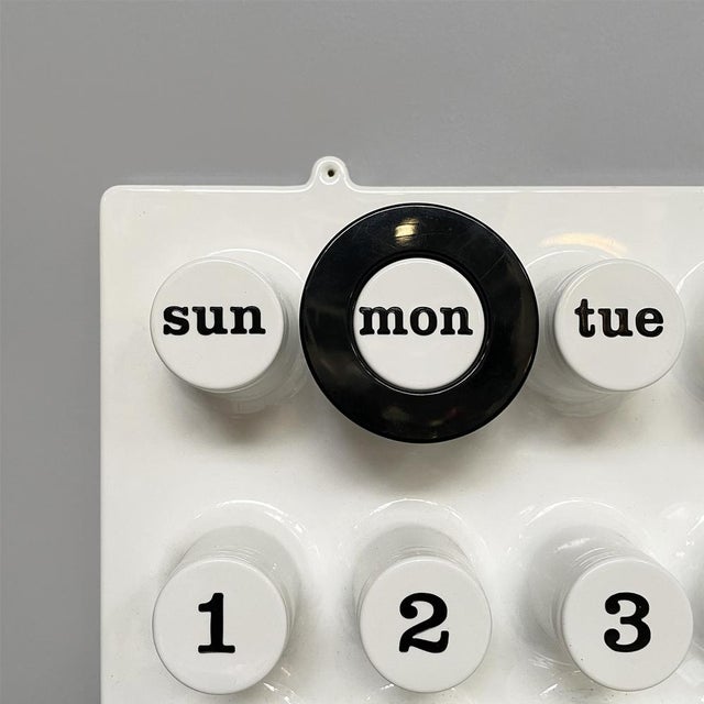 Early 21st Century Postmodern Italian Wall Perpetual Calendar by Della Beffa for Ring a Date, 2000s For Sale - Image 5 of 11