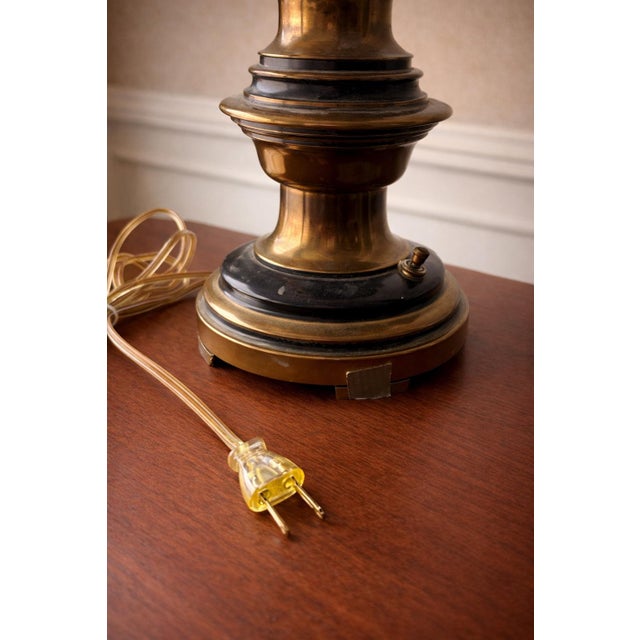 Vintage Neoclassical Hollywood Regency Table Lamp – Brass & Wood Column Form For Sale - Image 4 of 4