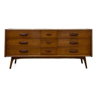 Vintage United MCM Nine Drawer Lowboy Dresser Collectible Mid Century Walnut For Sale