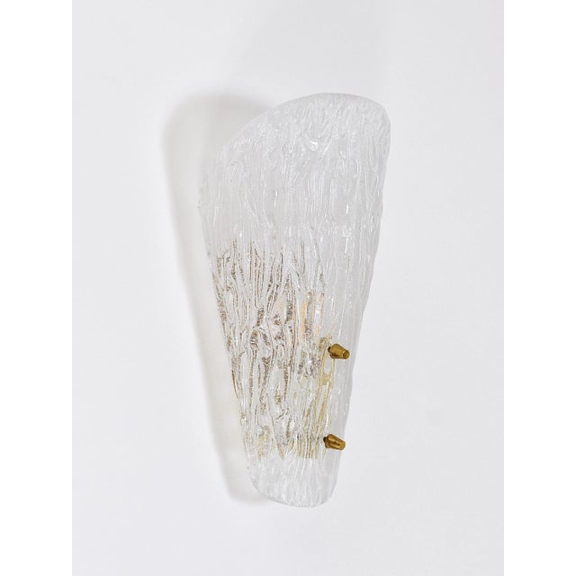 White Mid-Century Modern Austrian Wall Light in Brass and Textured Glass by J. T. Kalmar for Kalmar, 1950s For Sale - Image 8 of 11