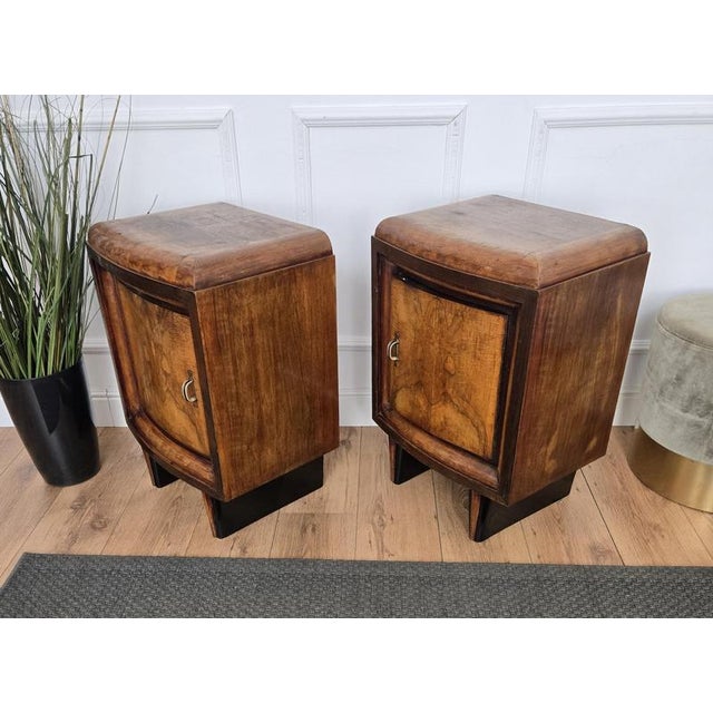 Italian Art Deco Style Bedside Tables in Burl Walnut, 1940s, Set of 2 For Sale - Image 11 of 12