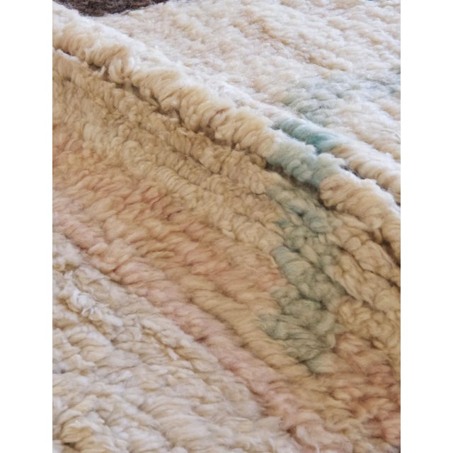 Contemporary Azilal Moroccan Rug – Soft Abstract Geometry in Neutral Tones This contemporary Azilal rug is a quiet yet...