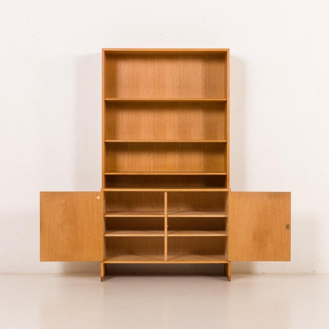 This oak modular bookcase was designed by hans wegner and produced by ry møbler in denmark in the 1960s. Since 1951, ry...
