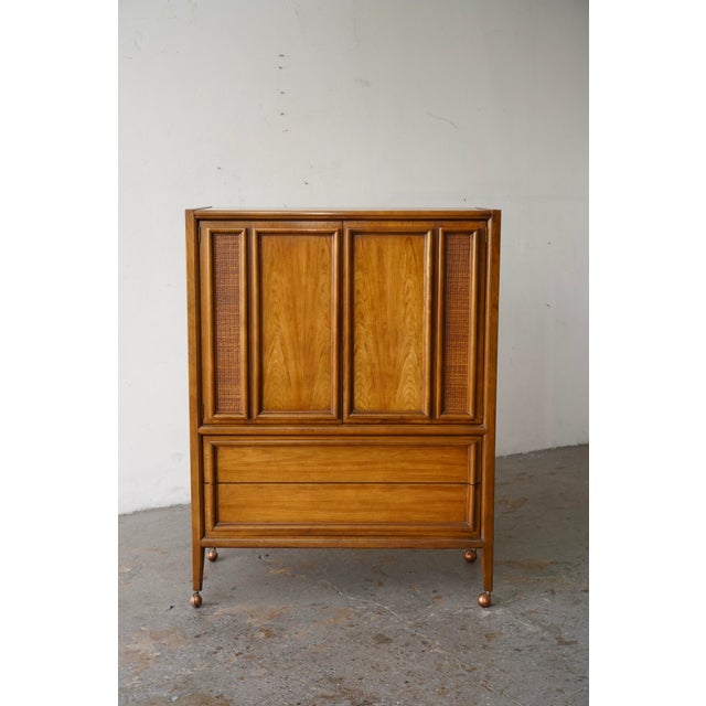 Thomasville Mid-Century Modern Walnut & Cane Gentleman’s Chest / Highboy Dresser A beautifully crafted Mid-Century Modern...