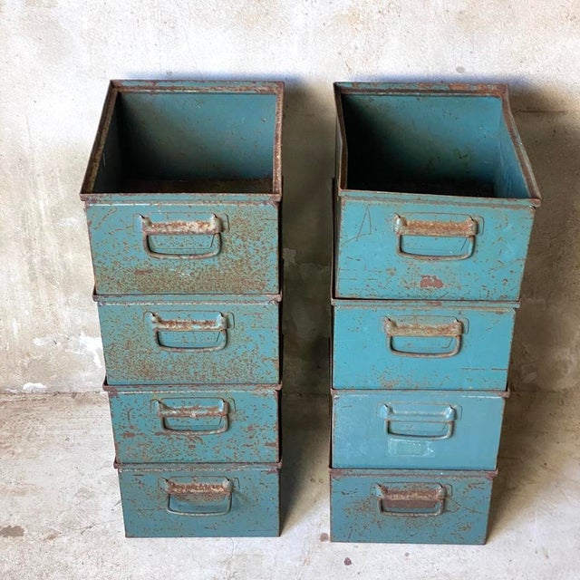 Signs of wear, rust, and minor dents. Height: 21 cm Width: 37 cm Depth: 30 cm Interior dimensions: 18.5 x 34.5 x 27.5 cm