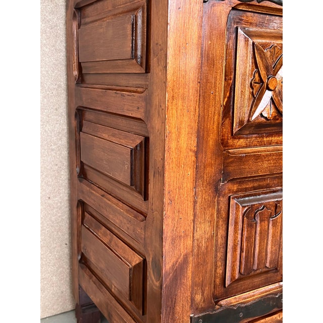 20th Century Spanish Carved Walnut Tuscan Credenza or Buffet with One-Drawer For Sale - Image 11 of 18
