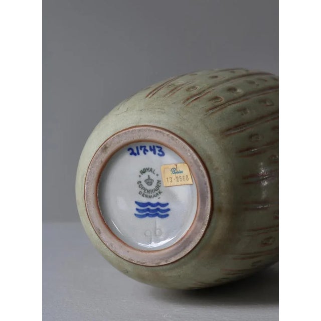 Danish Modern Stoneware Vase attributed to Gerd Bøgelund for Royal Copenhagen, 1960 For Sale - Image 6 of 10