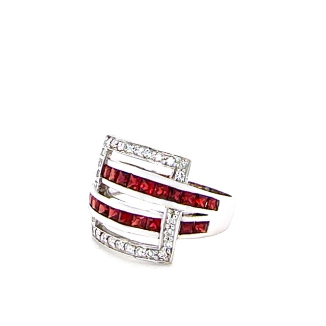 Metal 14ct White Gold Garnet and Diamond Ring 0.26ct 6.35g, Size 8.75 For Sale - Image 7 of 8