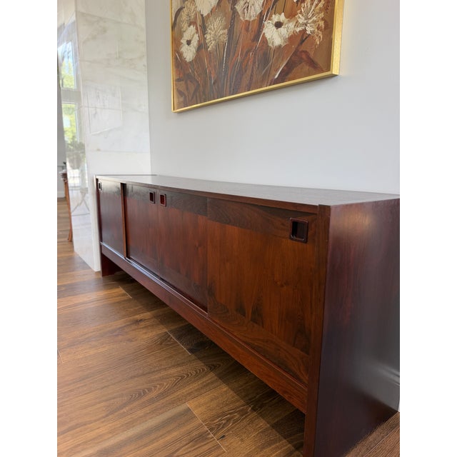 Auburn 1960s Danish Modern Rosewood Credenza With Sliding Doors & Felt-Lined Trays Attributed to Dyrlund For Sale - Image 8 of 10