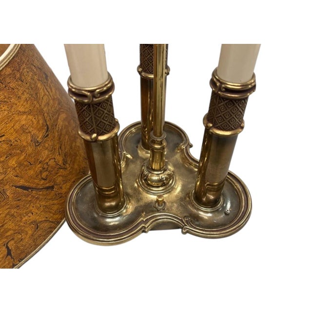 Mid-Century Modern Mid 20th Century Stiffel Bouillotte Tri-Candlestick Lamp With an Adjustable Height Faux Burl Wood Shade For Sale - Image 3 of 4