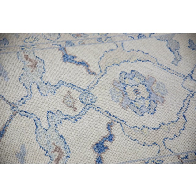 This modern Turkish Oushak rug is a stunning piece of art that has been handwoven using traditional techniques by skilled...