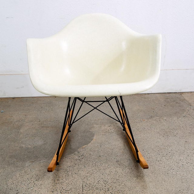 1959-1962 Charles and Ray Eames designed white rocker armshell with original rocker base. original screws throughout....