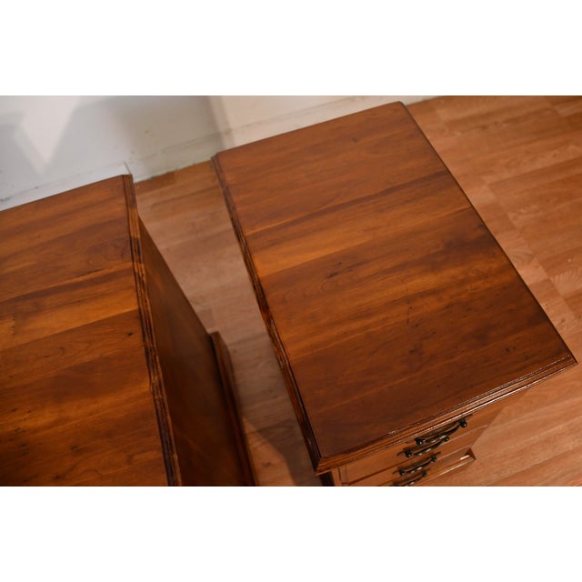 English 1930s Pair of English Cedar Wood Nightstands Bedside Tables For Sale - Image 3 of 18