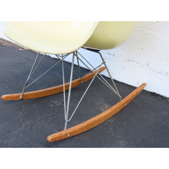 Herman Miller Eames Fiberglass Shell Rocking Chair 1960s Parchment Color 6641 For Sale - Image 9 of 18