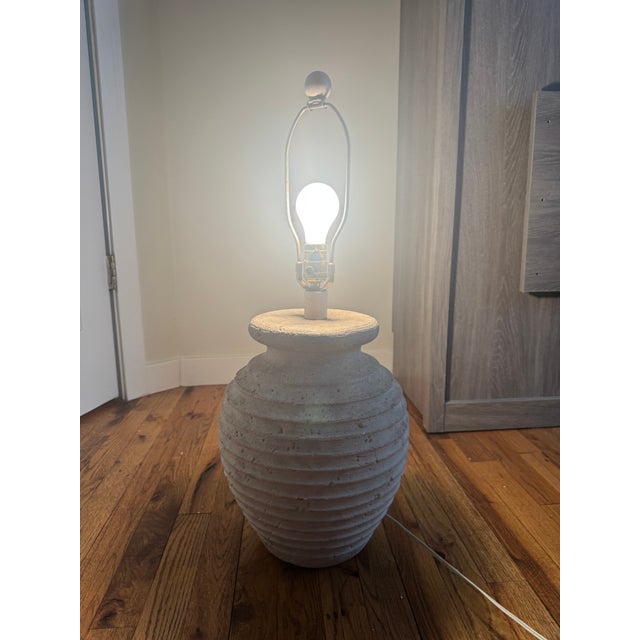 Up for sale this fantastic Vintage Postmodern -style decorative Plaster table lamp with horizontal ribbed pattern and...