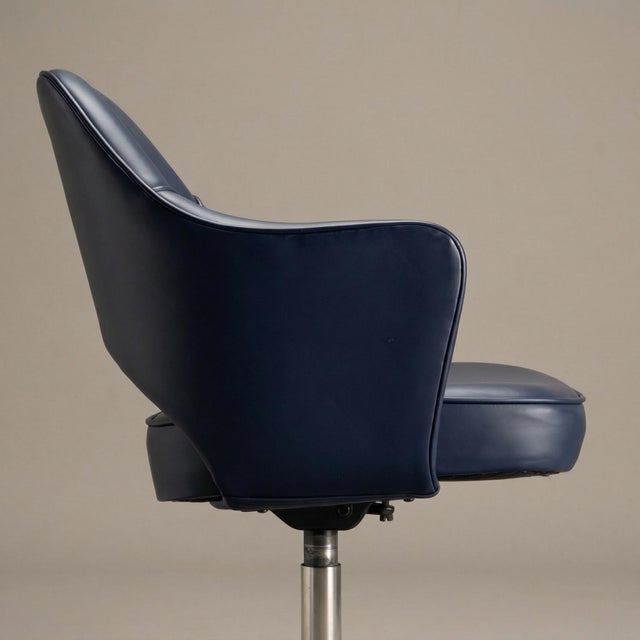 1970s Saarinen Executive Arm Chair in Ink Blue Leather on Stainless Steel Base by Knoll For Sale - Image 5 of 9