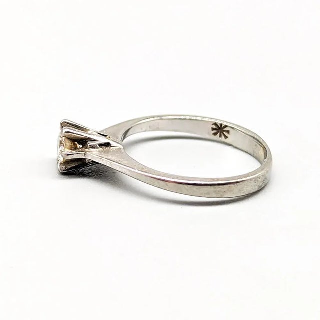 18 Karat White Gold Star Ring with Diamond For Sale - Image 3 of 4