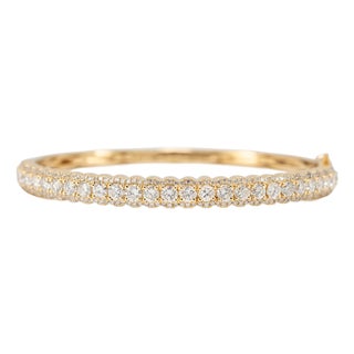 18k Yellow Gold 2.95ct Scalloped Edge Pave Set Three Row Diamond Bangle Bracelet For Sale