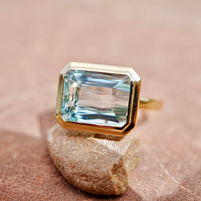 Contemporary Kai One-of-a-Kind Aigs Certified 5.81ct Aquamarine East-West Ring in 14k Gold Size 7 For Sale - Image 3 of 8