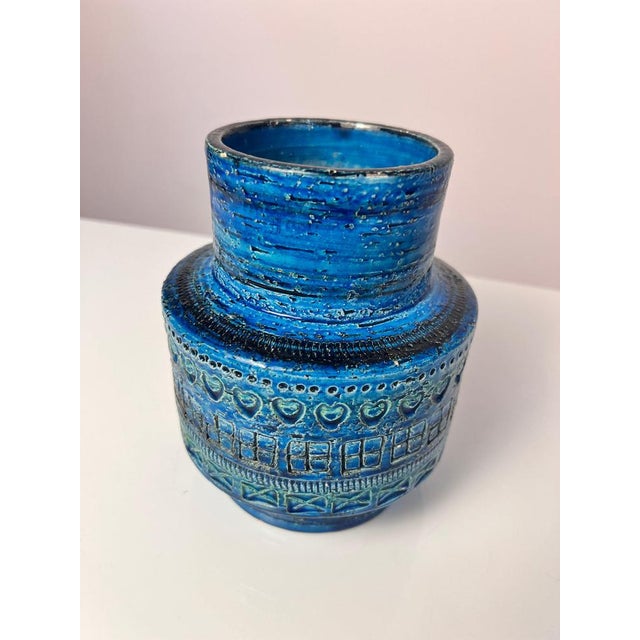 This cylindrical vase is a particularly magnificent piece from the legendary Rimini Blu series, designed by Aldo Londi for...