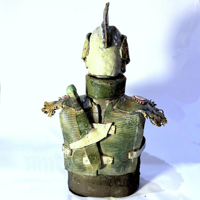Dark Gray 1980's Brutalist Raku Glazed Studio Pottery - Dark Knight Bust - For Sale - Image 8 of 12