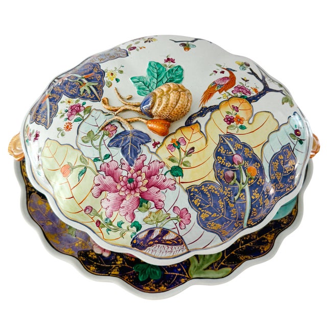 Chinoiserie 1990s Mottahedeh Tobacco Leaf Porcelain Tureen With Underplate, Hand-Painted With Gilt Details, Portugal For Sale - Image 3 of 18