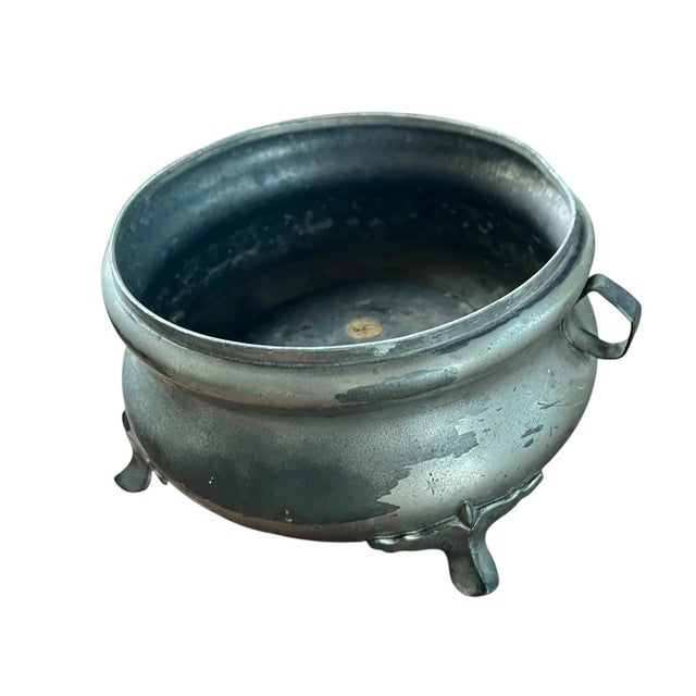 Antique metal spittoon (cuspidor) dating to the late 1800s–early 1900s. This piece features: • Material: Likely pewter or...