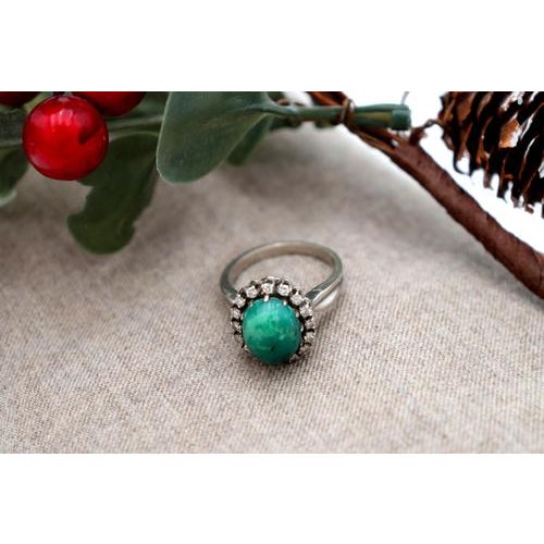 White gold ring with brilliant-cut diamonds (16) and cabochon-cut malachite. Metal: Gold. Origin: Portuguese. Brand:...