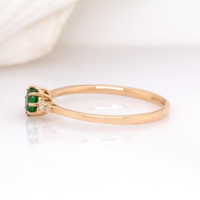 2020s Tsavorite Garnet & Diamond Ring in 14k Yellow Gold – Round Shape 4mm, Size 6.75 For Sale - Image 5 of 7
