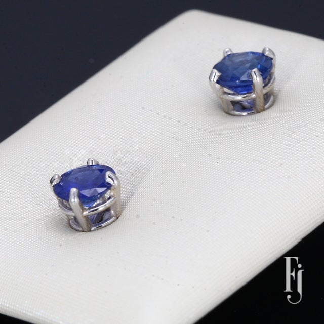 14k White Gold & Blue Sapphire Stud Earrings, A Pair For Sale - Image 4 of 4