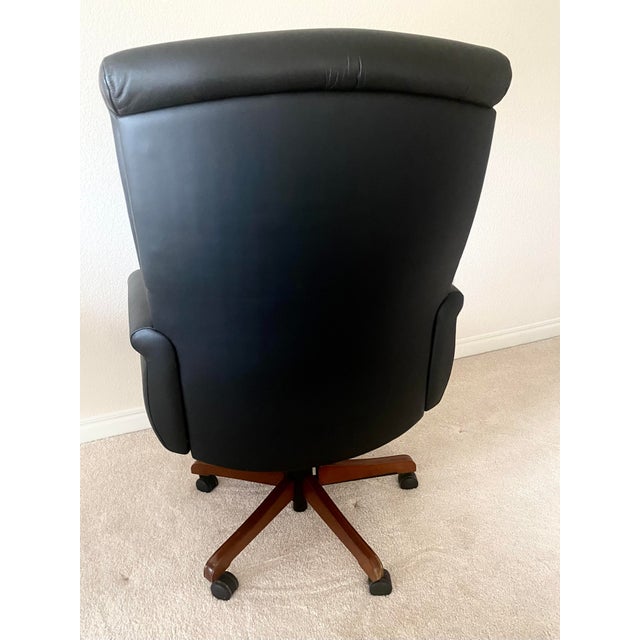 Vintage Executive Black Leather Office Desk Chair Mint Condition by Kimball International. Measures 46 inches in height,...