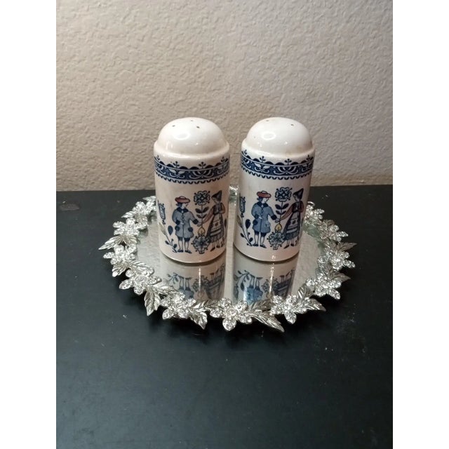 American Pair of 1950s Staffordshire Hearts & Flower Ironstone Salt & Pepper Shakers, Made in England For Sale - Image 3 of 5