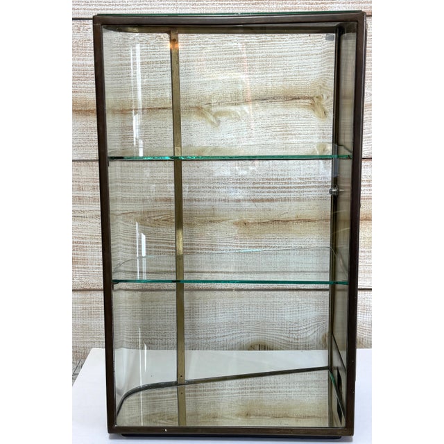 Early 20th Century French Belle Epoque Bronze & Glass Angled Showcase/Vitrine, Paris, C. 1900 For Sale - Image 5 of 14