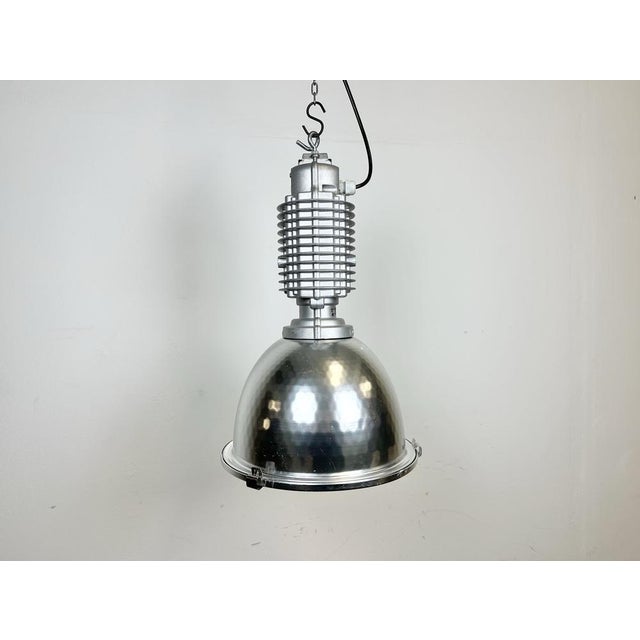 This industrial pendant lamp was designed by Charles Keller for Zumtobel Staff during the 1990s. It features a cast...