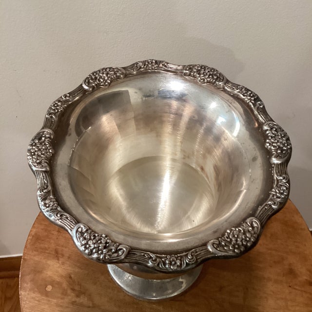 The Towle Silverplate Grand Dutchess Pattern Champagne Chiller/Ice Bucket Urn is a multipurpose barware item made of...
