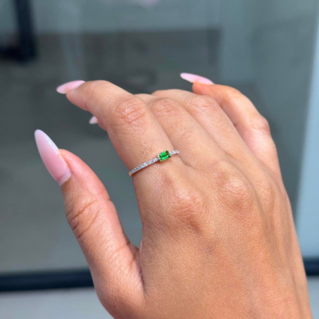 Minimalist Baguette-Cut Tsavorite & Diamond Pave Band Ring in 14k Yellow Gold Size 6 For Sale In New York - Image 6 of 15