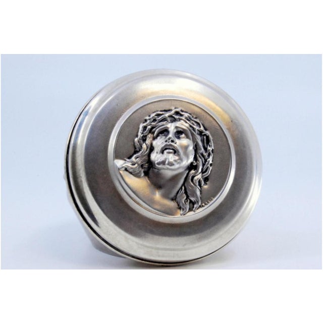 Silver Rosary Box with Christs Head in High Relief, in Very Good conditions. Designed 1920 to 1949 This piece has an...