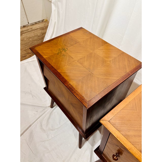 Walnut Mid Century Modern Paire De Petites Tables De Nuit With Checkered Burl Tops For Sale In Raleigh - Image 6 of 13