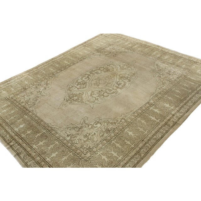 Traditional Hand-Knotted Antique Indian Amritsar Rug in Green, Gray, Beige Medallion Pattern For Sale - Image 3 of 6