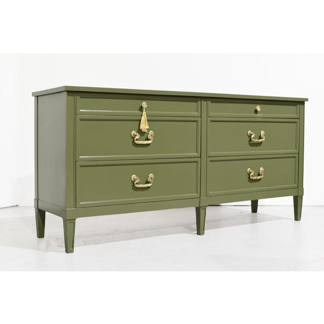 This exquisite 6-drawer chest by Dunbar has been newly finished in our studio. Its clean lines create a captivating and...