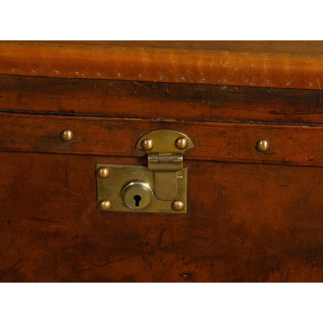 Brown English Turn of the Century Leather Trunk with Brass Accents and Monogram, 1900s For Sale - Image 8 of 12