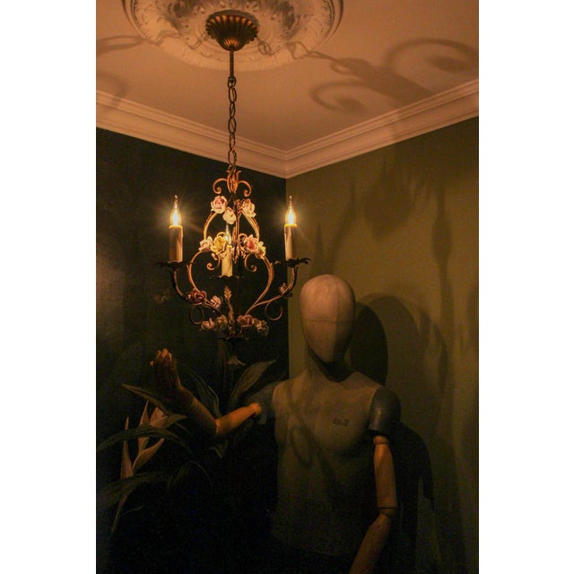 1970s Italian Florentine Golden Metal Three-Light Chandelier with Porcelain Roses, 1970s For Sale - Image 5 of 18